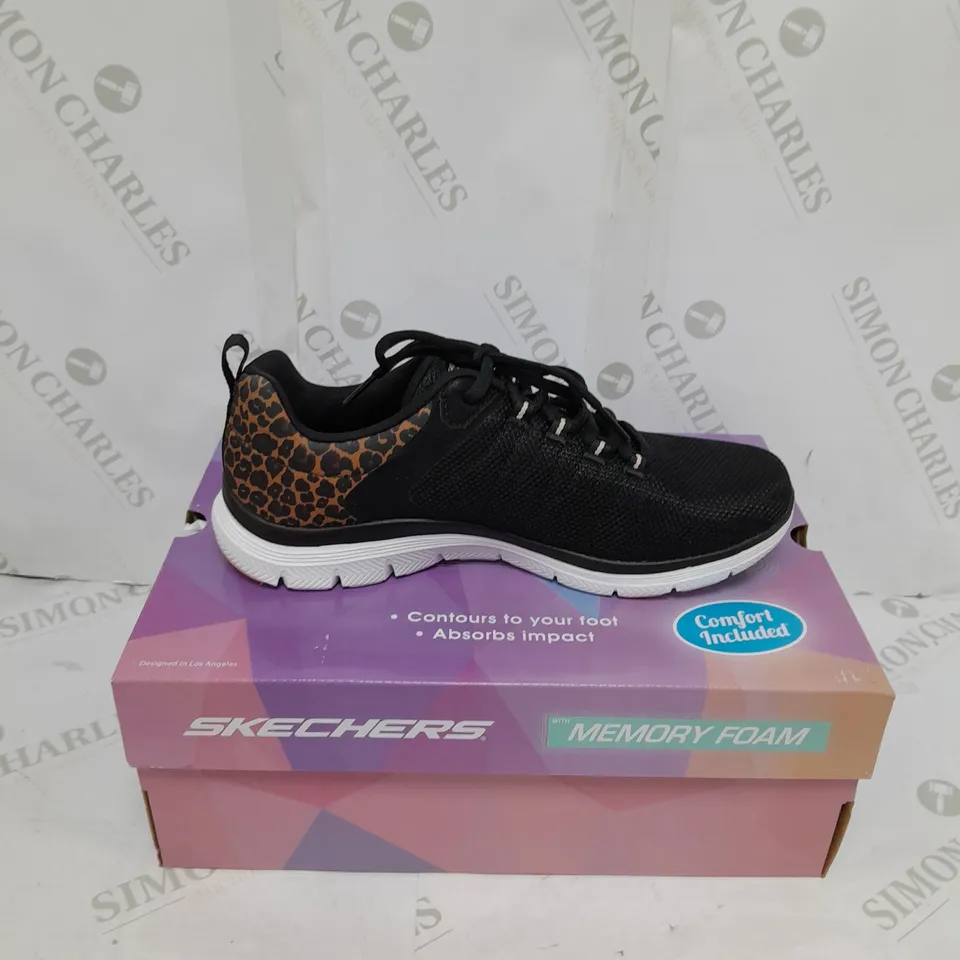 BOXED PAIR OF SKECHERS FLEX-LITE TRAINERS - BLACK // SIZE: 6 UK