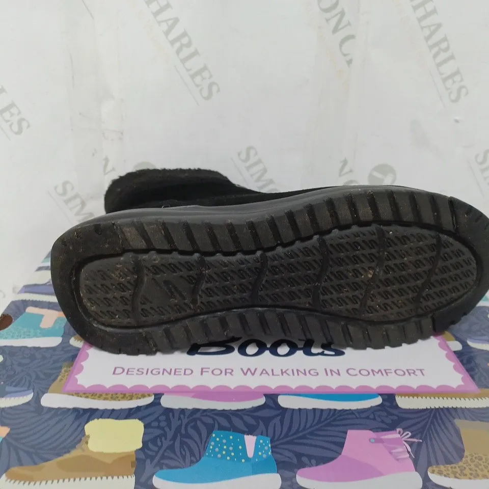 BOXED PAIR OF SKECHERS ON-THE-GO STELLAR WATERPROOF LACE UP BOOTS IN BLACK SIZE 7