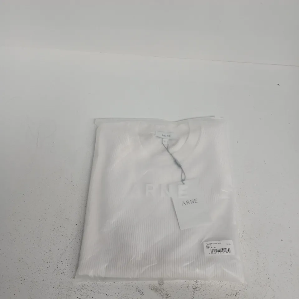 ARNE PLEATED T-SHIRT IN WHITE – SIZE L
