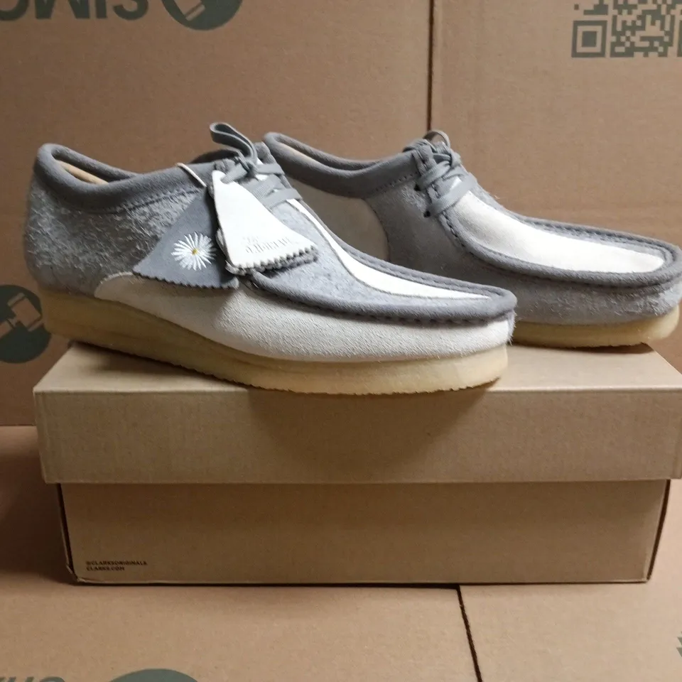BOXED PAIR OF CLARKS WALLABEE SHOES IN GREY/OFF WHITE SIZE UK 8