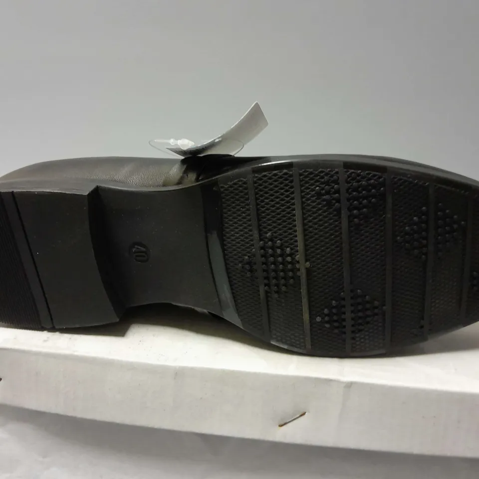 APPROXIMATELY 9 BOXED PAIRS OF SALLY ZHONG HEELED BUCKLED SHOES IN BLACK IN VARIOUS SIZES