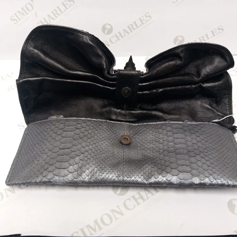 MAISON DU POSH PYTHON 3 CLUTCHSILVER SHADE BAG