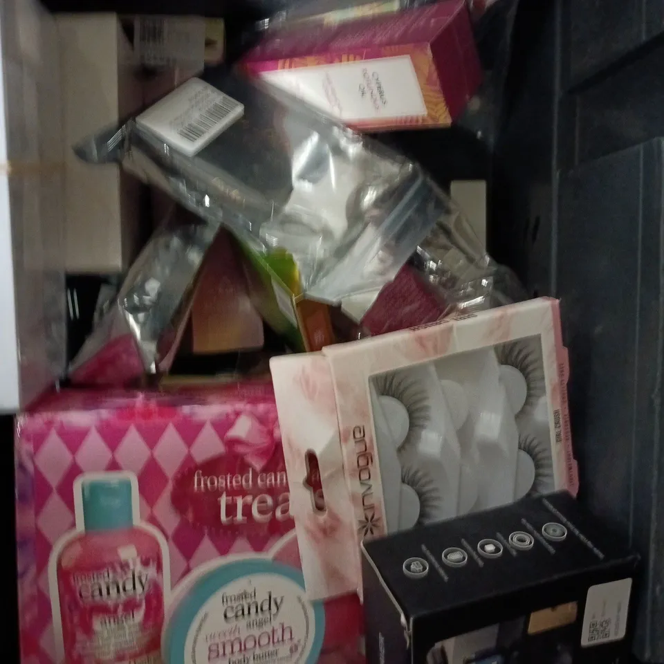 APPROXIMATELY 20 HEALTH AND BEAUTY PRODUCTS TO INCLUDE FAITH IN NATURE CONDITIONER, SHOWER STEAMERS AND TEMPORARY TATTOO MARKERS