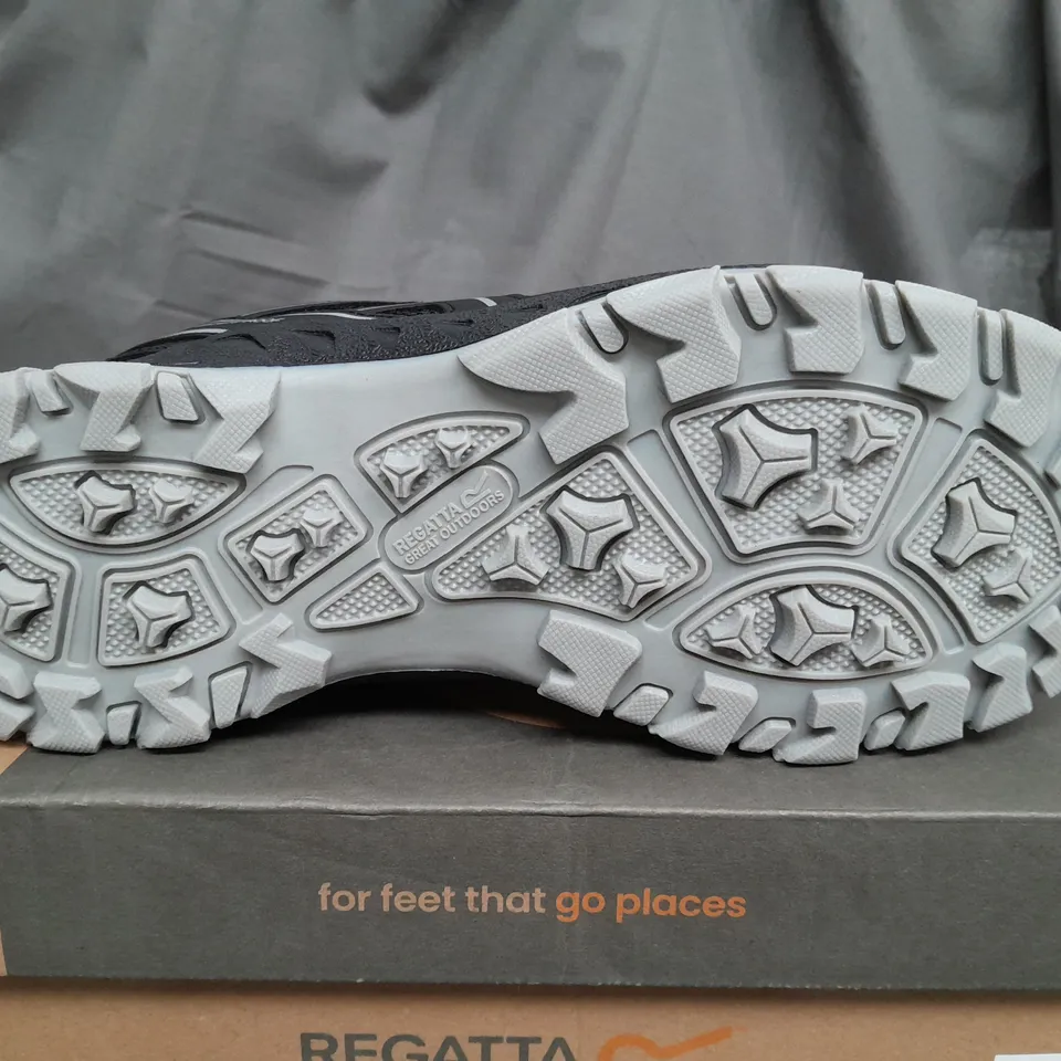 BOXED REGATTA LADY VENDEAVOUR WATERPROOF + BREATHABLE TRAINERS IN BLACK - WOMENS SIZE UK 7