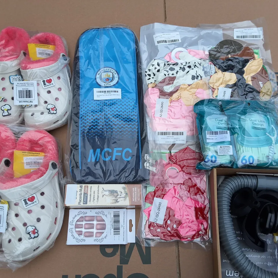 PALLET CONTAINING 6 LARGE BOXES OF ASSORTED HOUSEHOLD ITEMS TO INCLUDE PEANUTS SLIDERS, MCFC BOOT BAGS AND PARTY BALLOONS 