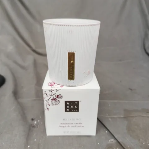 RITUALS RELAXING MEDITATION CANDLE – WHITE RIBBED JAR, BOXED