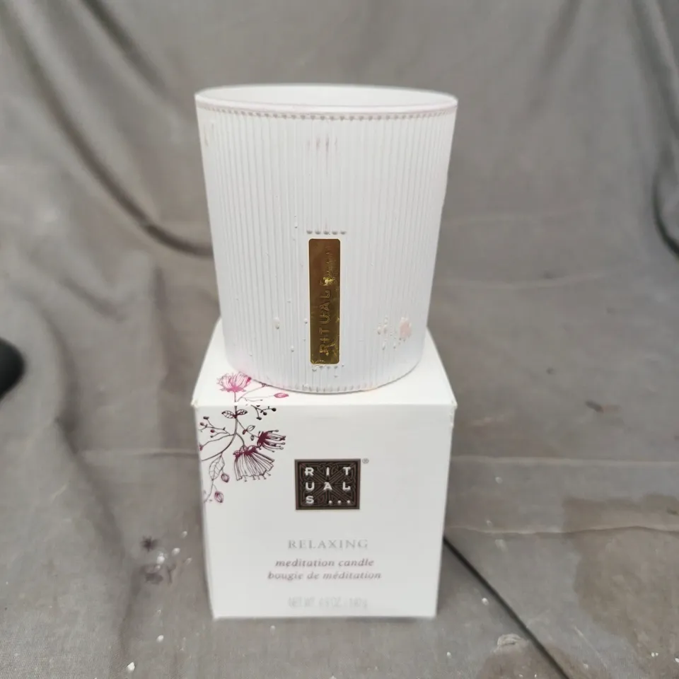 RITUALS RELAXING MEDITATION CANDLE – WHITE RIBBED JAR, BOXED