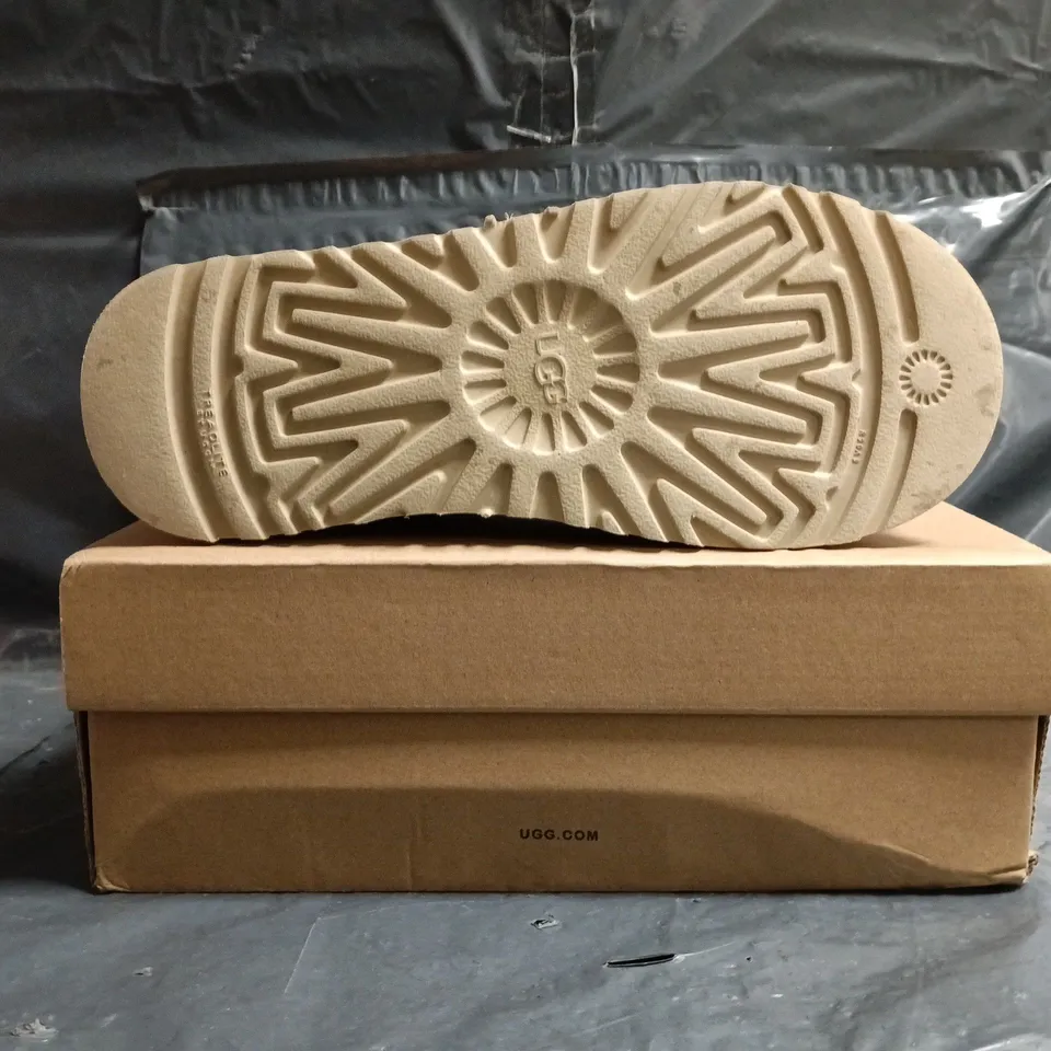 BOXED PAIR OF UGG WTAZZ SHOES IN SAND SIZE UK 6