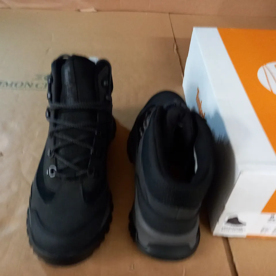 PAIR OF TIMBERLAND LINCOLN PEAK BLACK LEATHER BOOTS - MENS 9