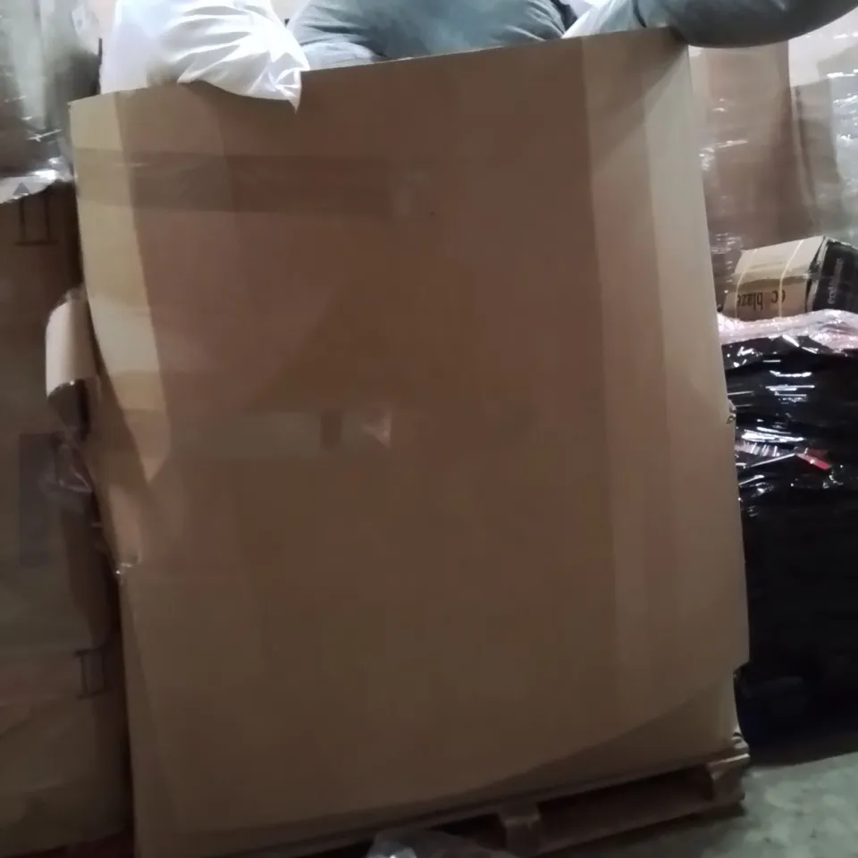 PALLET CONTAINING A VERY LARGE QUANTITY OF BLANKETS AND PILLOWS