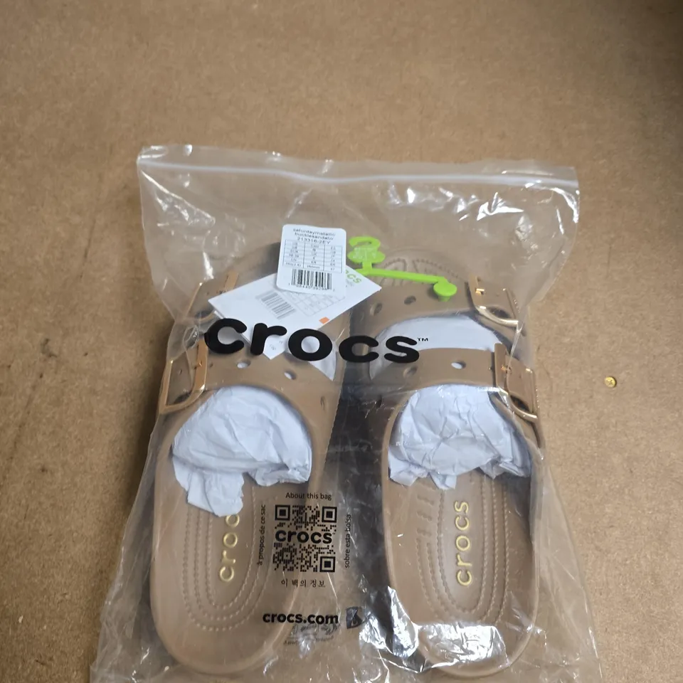 PAIR OF CROCS WOMEN'S SANDALS – TAN - SIZE 6