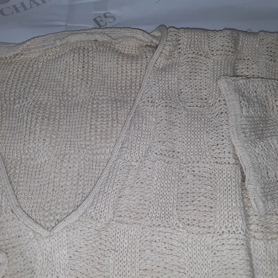 LOT OF APPROXIMATELY 20 V-NECK JUMPERS IN CREAM - SIZE UNSPECIFIED