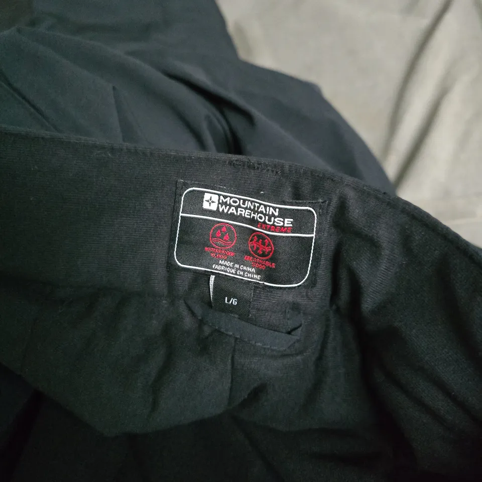 MOUNTAIN WAREHOUSE ORBIT II EXTREME 4 WAY STRETCH SHORT SKI PANTS IN CARBON - LARGE