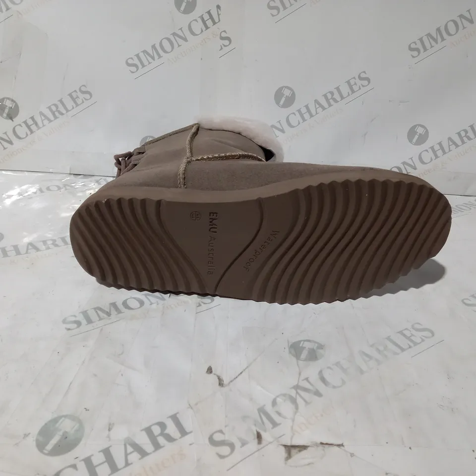 BOXED PAIR OF EMU AUSTRALIA BIRDWOOD WATERPROOF SHEEPSKIN BOOTS IN MUSHROOM UK SIZE 7