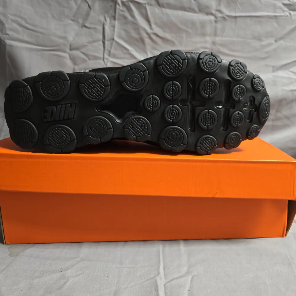 BOXED PAIR OF NIKE REAX TRAINERS IN BLACK/WHITE SIZE UK 8.5