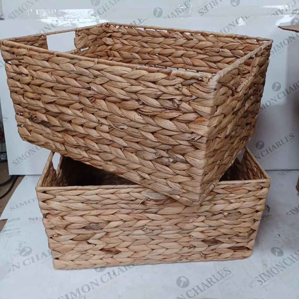BOX OF 2 STRAW BASKETS 
