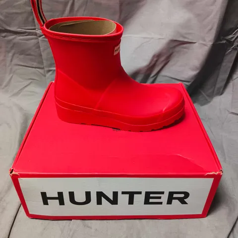 HUNTER PLAY SHORT BOOTS IN RED - 5
