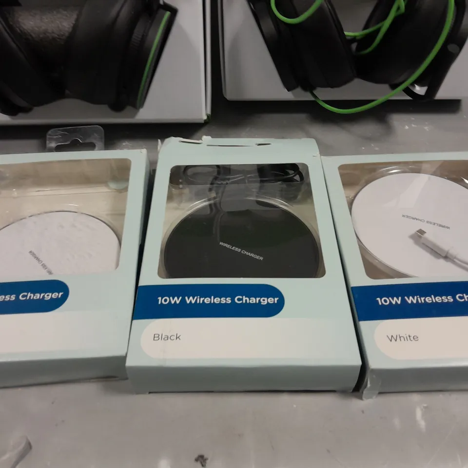LOT OF FIVE ASSORTED ITEMS TO INCLUDE TWO XBOX STEREO HEADSET SERIES X/S, WIRELESS CHARGERS , ETC