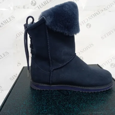 BOXED PAIR OF EMU AUSTRALIA BIRDWOOD BOOTS MIDNIGHT SIZE 5