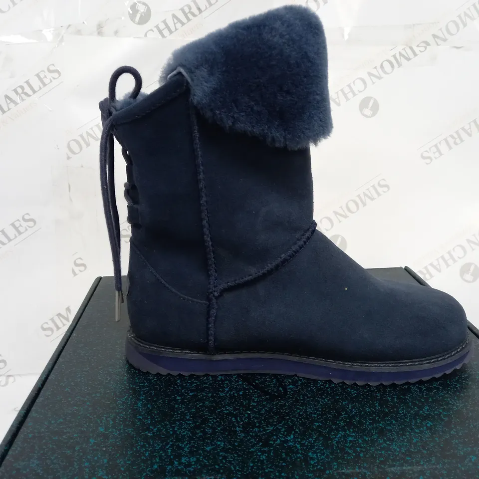 BOXED PAIR OF EMU AUSTRALIA BIRDWOOD BOOTS MIDNIGHT SIZE 5 