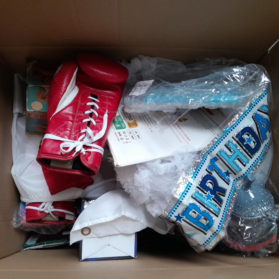 QUANTITY OF ASSORTED TOYS TO INCLUDE PLAY DOH, WATER GUN AND THOMAS THE TANK ENGINE