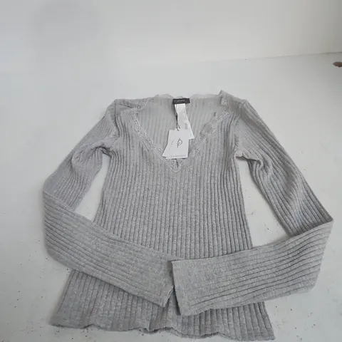 STRADIVARIUS GREY RIBBED KNIT JUMPER WITH LACE TRIM β UK SIZE S