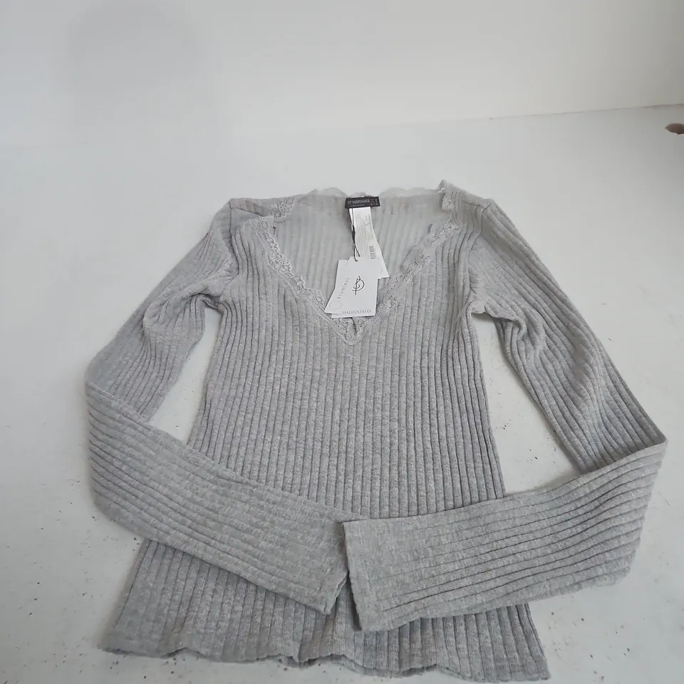 STRADIVARIUS GREY RIBBED KNIT JUMPER WITH LACE TRIM – UK SIZE S