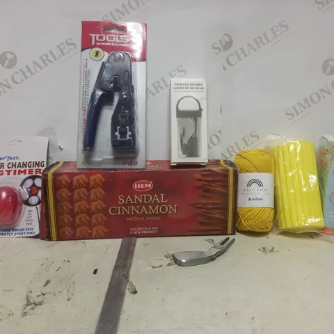 BOX OF APPROXIMATELY 22 ASSORTED ITEMS TO INCLUDE - EGG TIMER - RAINBOW COTTON WOOL - HEM SANDAL CINNAMON ETC