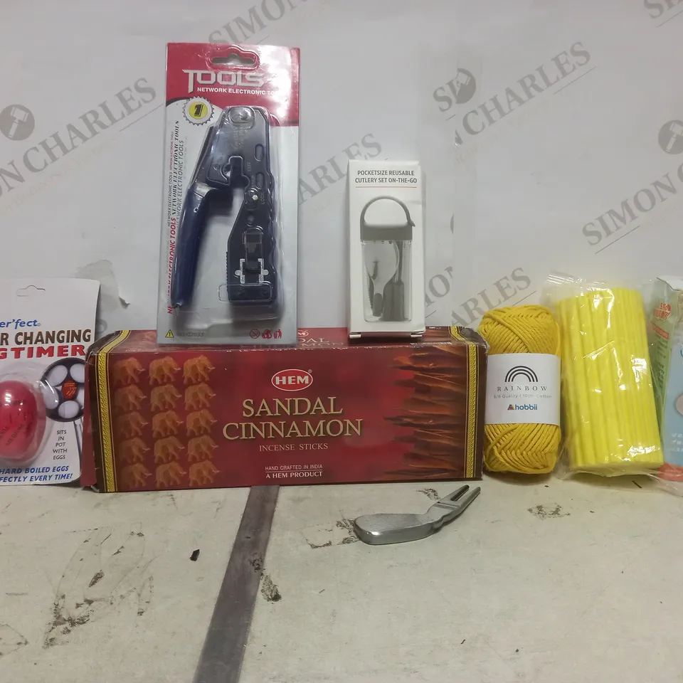 BOX OF APPROXIMATELY 22 ASSORTED ITEMS TO INCLUDE - EGG TIMER - RAINBOW COTTON WOOL - HEM SANDAL CINNAMON ETC