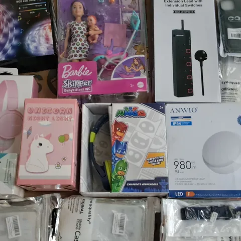 LARGE QUANTITY OF ASSORTED ITEMS TO INCLUDE SONY HEADPHONES, LED CEILING LIGHT AND PHONE AND TABLET ACCESSORIES 