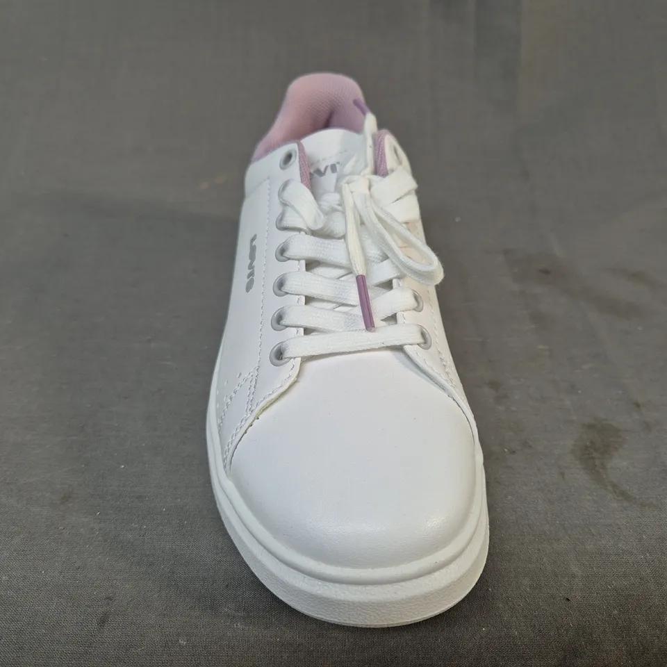 BOXED PAIR OF LEVI'S ELLIS LEATHER TRAINERS IN WHITE/PINK UK SIZE 3