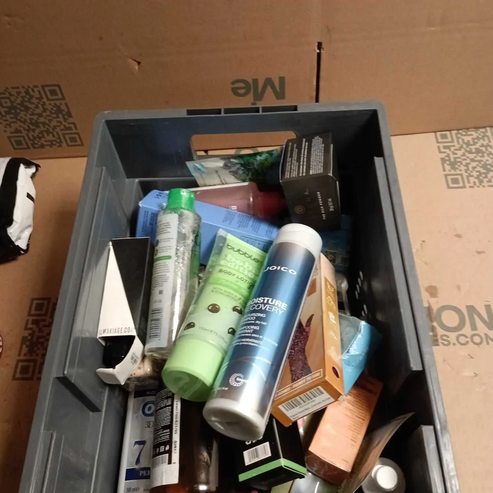 TOTE OF APPROXIMATELY 20 ASSORTED COSMETICS TO INCLUDE: CERAVE HYDRATING LOTION 