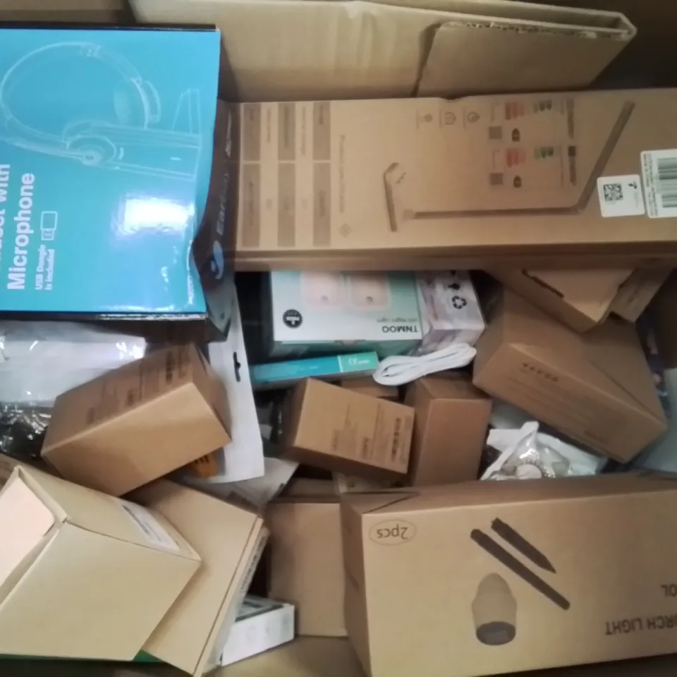 BOX CONTAINING LARGE AMOUNT OF BOXED ELECTRICAL ITEMS TO INCLUDE: HEADPHONES, LAMPS, CHARGING CABLES CHILDREN'S TABLET, SOLAR WIRELESS SECURITY CAMERA AND LOTS MORE 