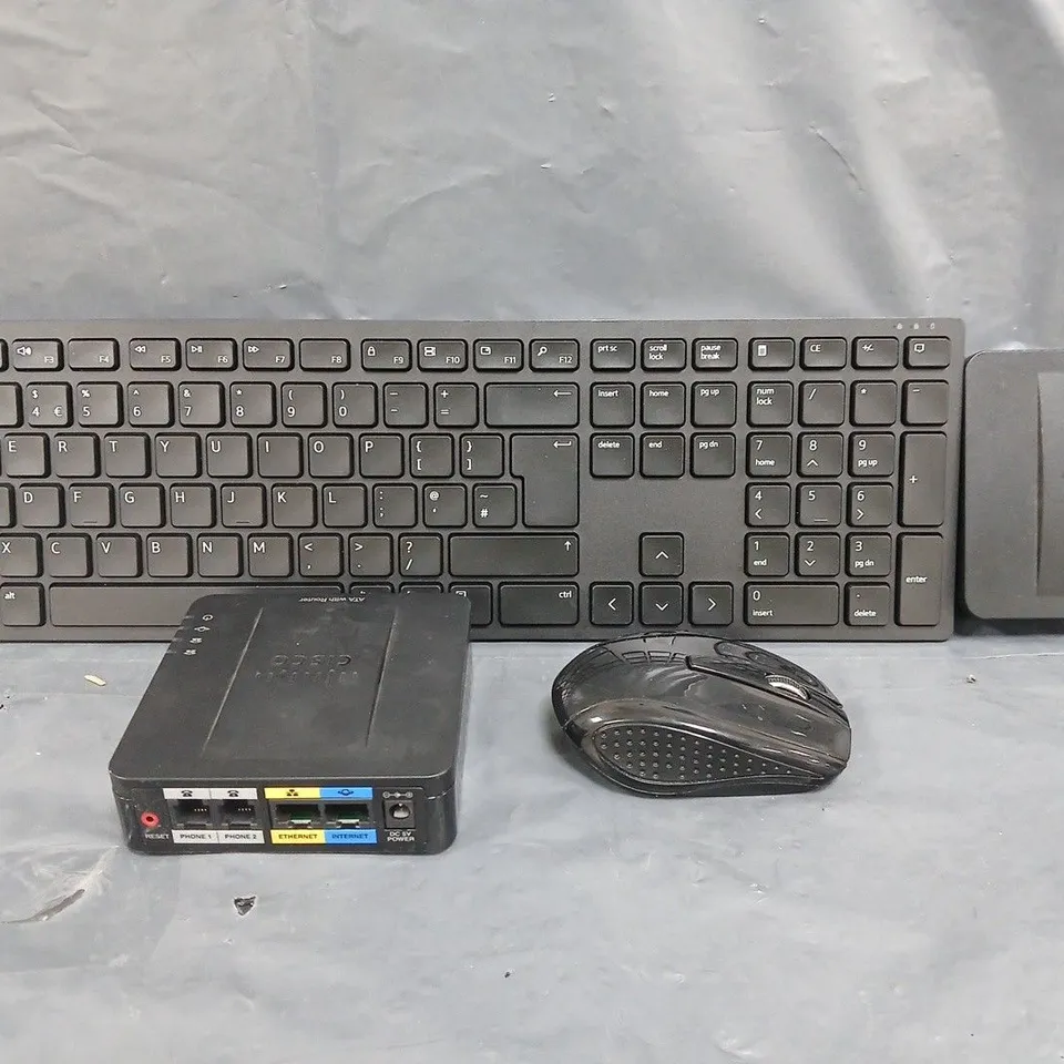 BOX OF APPROXIMATELY 15 ASSORTED ELECTRICAL ITEMS TO INCLUDE KEYBOARDS, ETC - COLLECTION ONLY