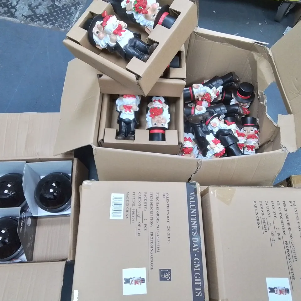 LARGE QUANTITY OF ASSORTED ITEMS TO INCLUDE VALENTINES GNOMES, PROJECTOR LIGHTS AND CAR CHARGERS