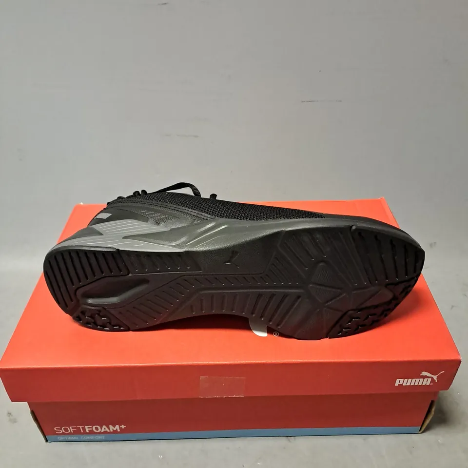 BOXED PAIR OF PUMA DISPERSE TECH TRAINERS IN BLACK SIZE 7