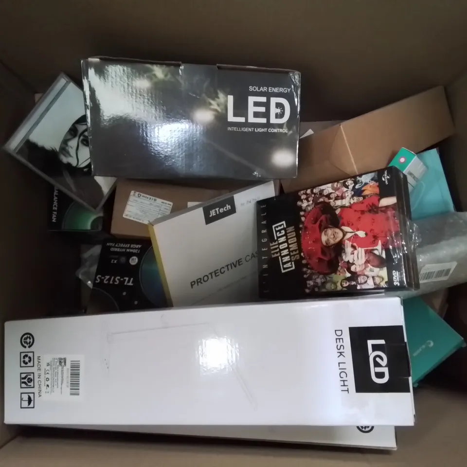 BOX CONTAINING LARGE AMOUNT OF BOXED ELECTRICAL ITEMS TO INCLUDE: POWER BANKS, LED LIGHTS, HEADPHONES ETC.