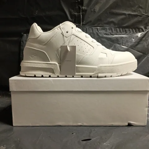 BOXED PAIR OF CONZURI SHOES IN WHITE SIZE UK 9