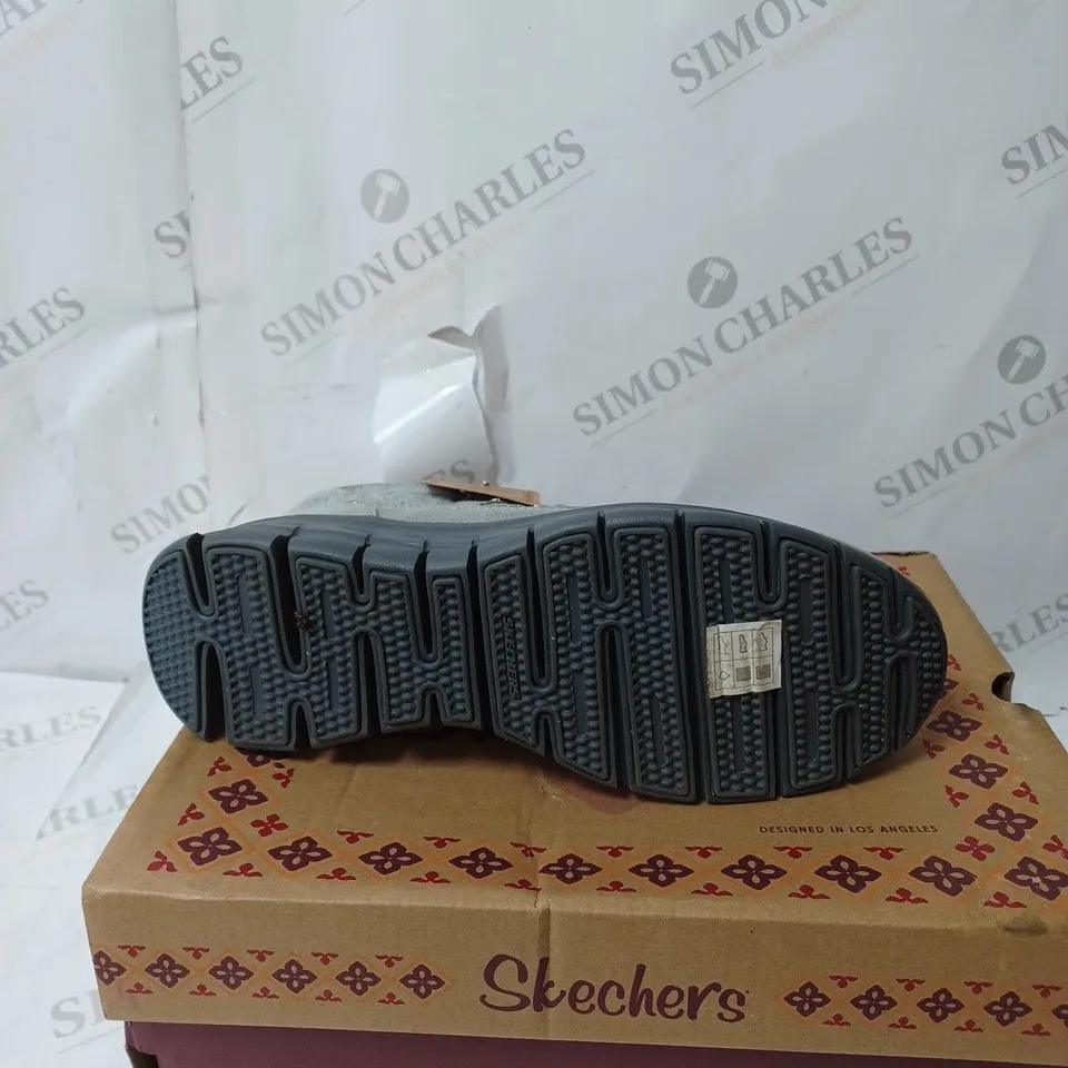 BOXED SKECHERS SYNERGY WARM TECH BOOTS, GREY - SIZE 6