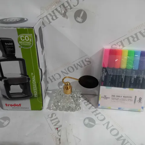 APPROX 20 HOUSEHOLD ITEMS TO INCLUDE GLASS PERFUME ATOMISER, SELF-INKING STAMP, CHALK MARKERS