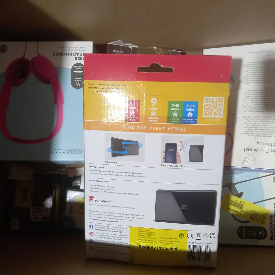 BOX OF APPROXIMATELY 15 ASSORTED ELECTRICAL ITEMS TO INCLUDE POWER BANK, FM ALARM CLOCK, MIXX STREAMBUDS DOTS CHARGE, ETC