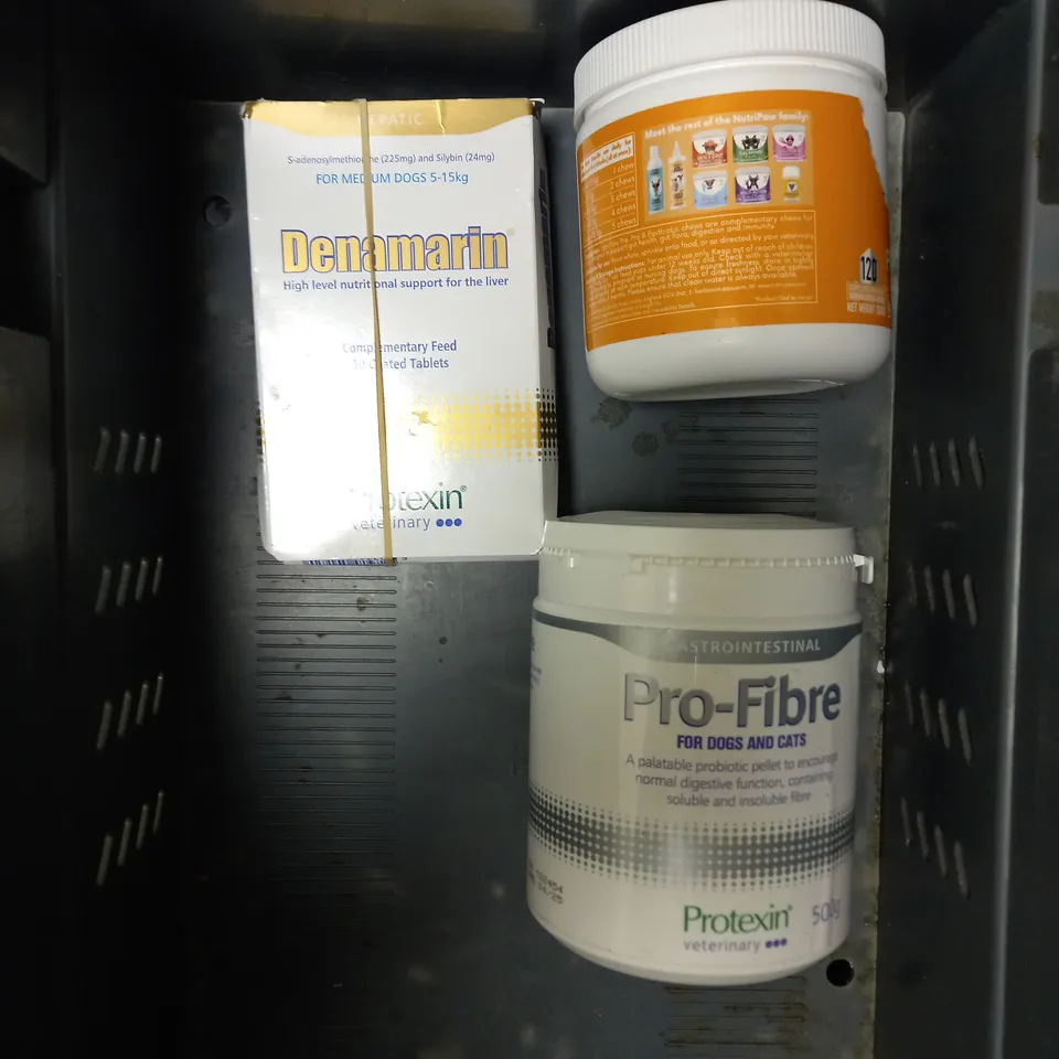 APPROXIMATELY 10 ASSORTED PET HEALTHCARE PRODUCTS TO INCLUDE PRO-FIBRE, NEXGUARD SPECTRA, JOINT CARE PLUS ETC 