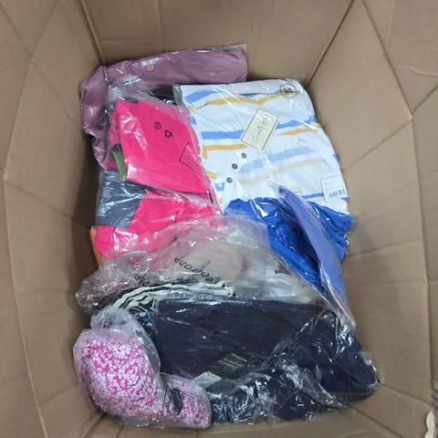 APPROXIMATELY 30 ASSORTED CLOTHING ITEMS IN VARIOUS COLOURS, SIZES, AND STYLES