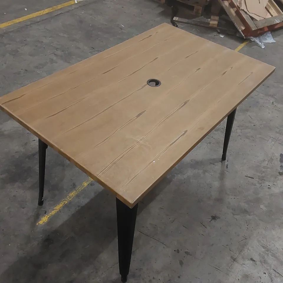 GARDEN TABLE WITH PARASOL HOLE