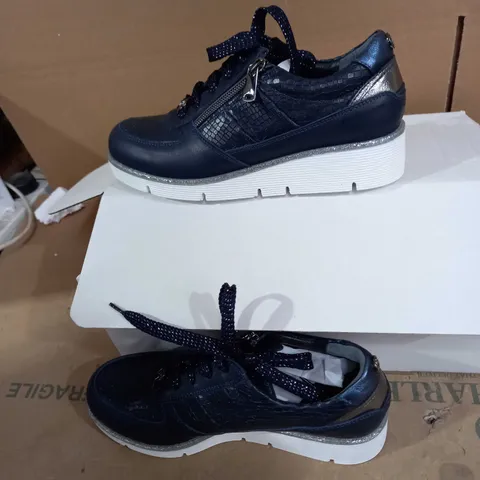 MODA NAVY DESIGNER STYLE TRAINER SIZE 4 