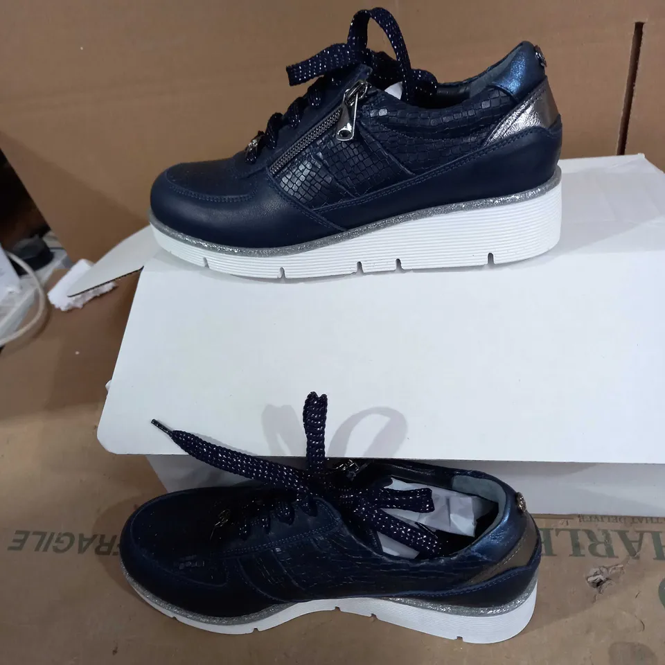 MODA NAVY DESIGNER STYLE TRAINER SIZE 4 