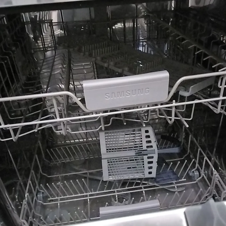 DESIGNER SAMSUNG SERIES 5 HANDLELESS 13 PLACE FREESTANDING DISHWASHER WHITE 