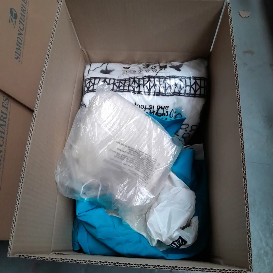BOX OF APPROX 12 X ASSORTED ITEMS OF CLOTHING TO INCLUDE; BAG, SHIRTS, DRESS ETC 