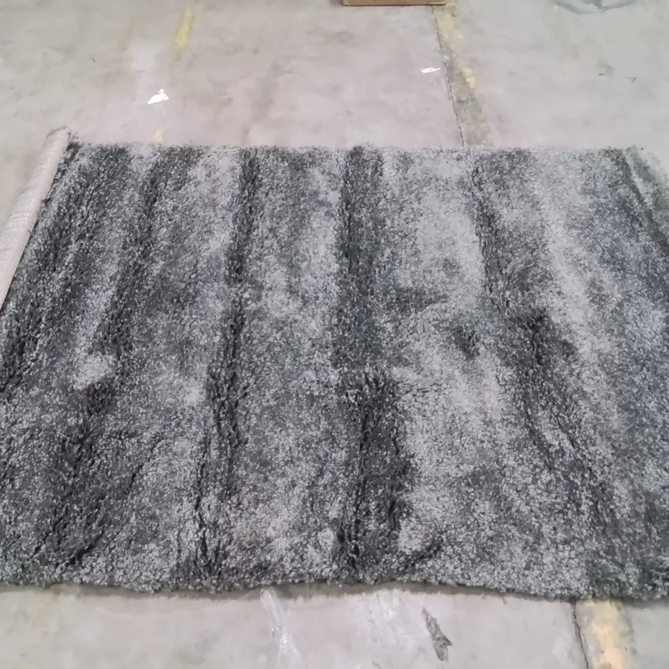 QUALITY DESIGNER AREA RUG // APPROX SIZE: 160 X 220cm