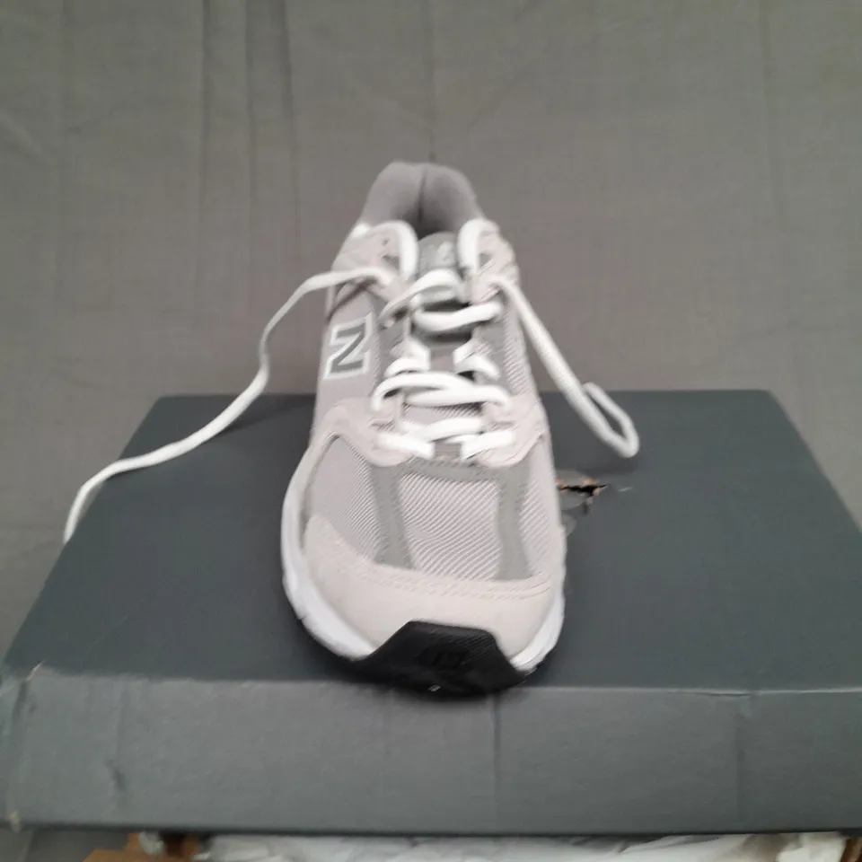 BOXED PAIR OF NEW BALANCE RUNNING 530 GREY/WHITE SIZE UK 6